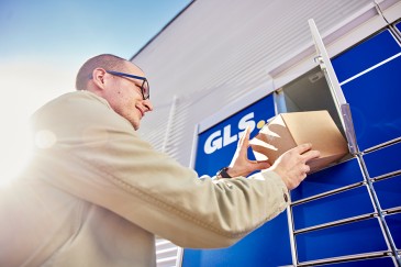 Kunde holt Paket beim GLS Point ab