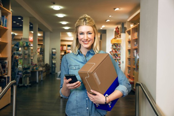 Frau mit Paket in der Hand