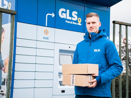 muž u GLS boxu