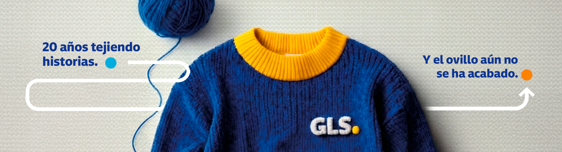Jersey de punto azul con cuello amarillo y logotipo de GLS, junto a un ovillo de lana y un mensaje corporativo que celebra 20 años de historias y trayectoria de la marca.