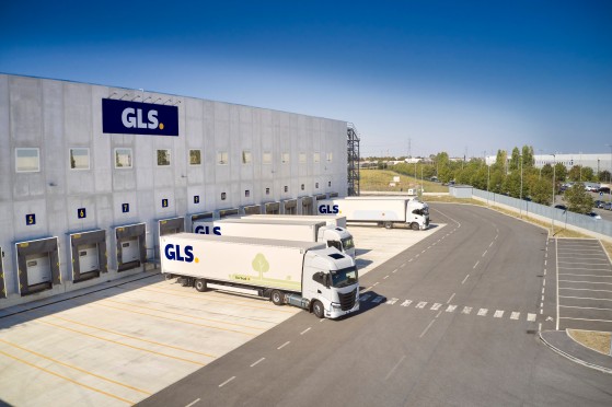 GLS terminaalin edustalla GLS:n rekkoja