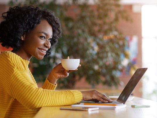 Couple souriant assis qui suit tracking colis sur tablette