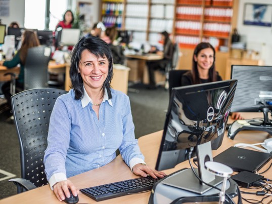 Two happy girls working on the GLS contact service