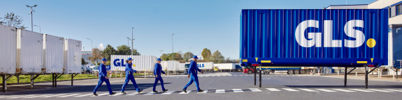 GLS employees on their way to a trailer.