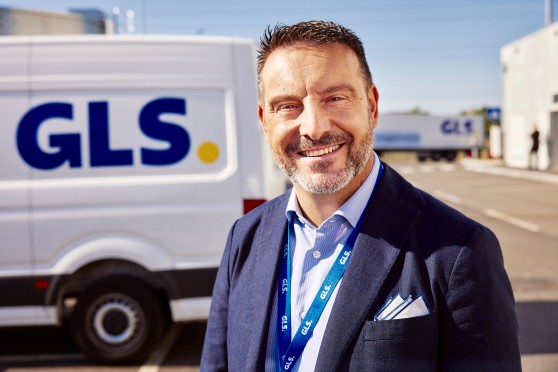 GLS-medewerker en GLS-bus