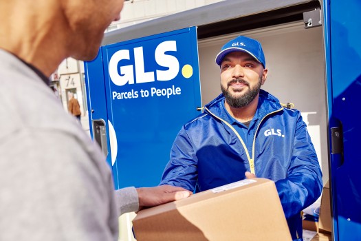 GLS bezorger overhandigt pakket aan ontvanger