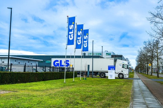 GLS-truck die wegrijdt bij een depot.