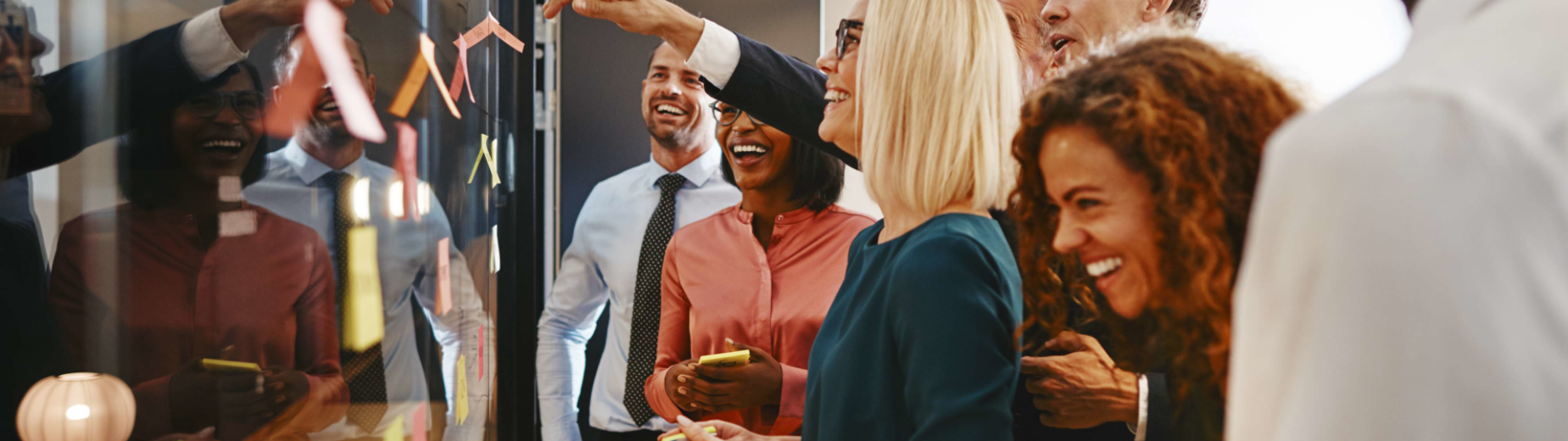 Pracownicy sprawdzają tablicę ogłoszeń