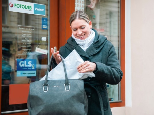 Stranka zapušča GLS paketno trgovino